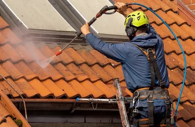 Démoussage et hydrofuge de toiture à Auroux
